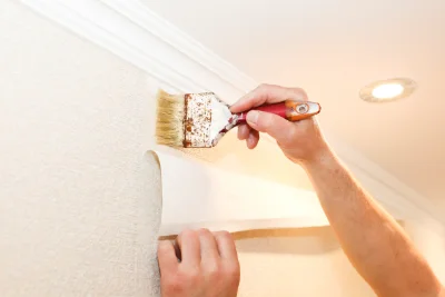 Pose de papier peint à Loyat — revêtements muraux et toiles de verre